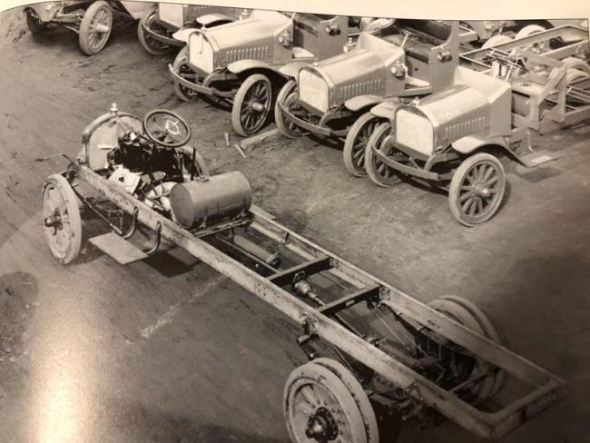 Mack AB Gas Tank & Chassis 1.r.r.1